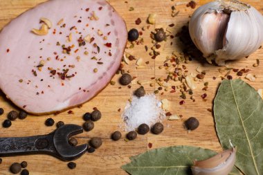 Doğrama kurulu, pastırma ve bir İngiliz anahtarı üzerinde baharat