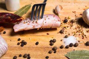 Bir dilim pastırma gemide çatalla arka plan