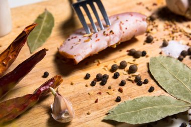 Bir dilim pastırma otlar gemide çatalla