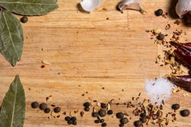 Arka plan mutfak ahşap tahta ve baharatlar