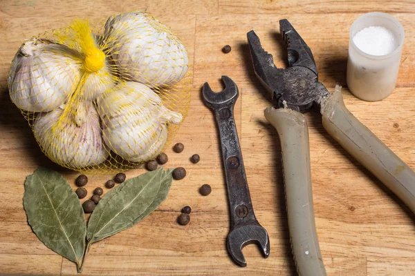 Kryddor på en skärbräda och mannens verktyg — Stockfoto