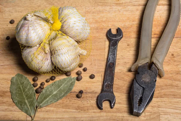 Kryddor på en skärbräda och mannens verktyg — Stockfoto