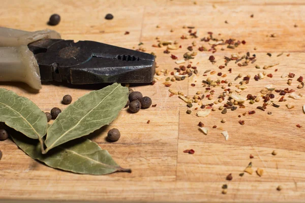 Kryddor i köket ombord och tänger — Stockfoto