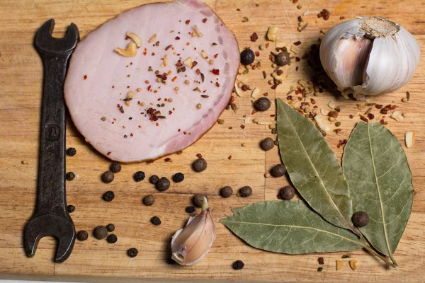 Kryddor på en skärbräda, bacon — Stockfoto