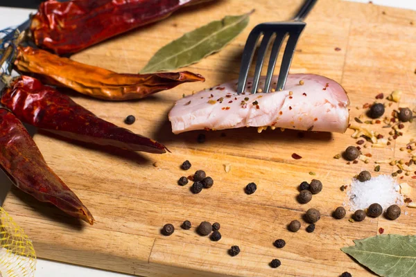 Bakgrunden gaffel med en skiva bacon — Stockfoto