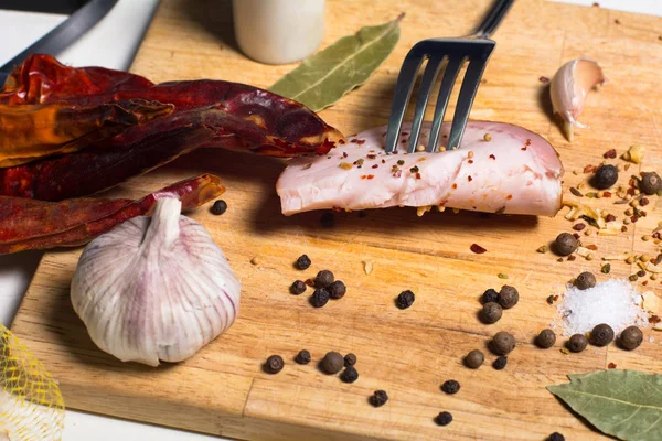 Bakgrunden gaffel med en skiva bacon — Stockfoto