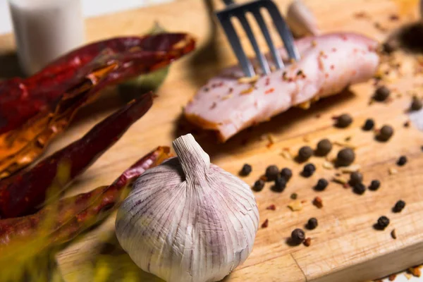 Bakgrunden gaffel med en skiva bacon ombord — Stockfoto