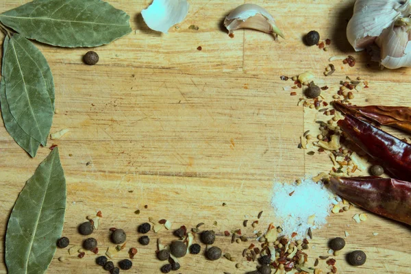 Bakgrunden kök träskiva och kryddor — Stockfoto