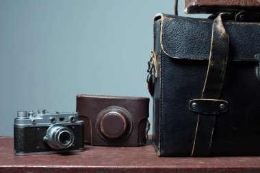 Kamera ve eski bavula taşıma çantası