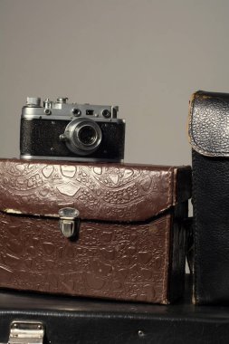 Bir yığının yakın çekim vintage eski püskü valiz ve kamera