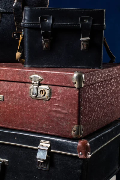 Primer plano de una pila de maletas de mala calidad vintage —  Fotos de Stock