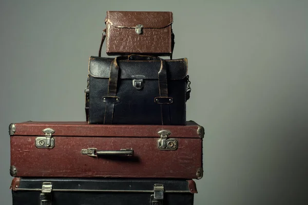 Bakgrunden stack av gamla resväskor form ett torn — Stockfoto