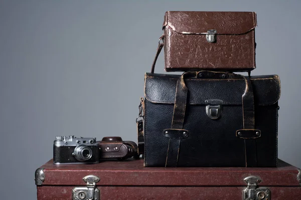 En haug med gamle shabby-kofferter – stockfoto
