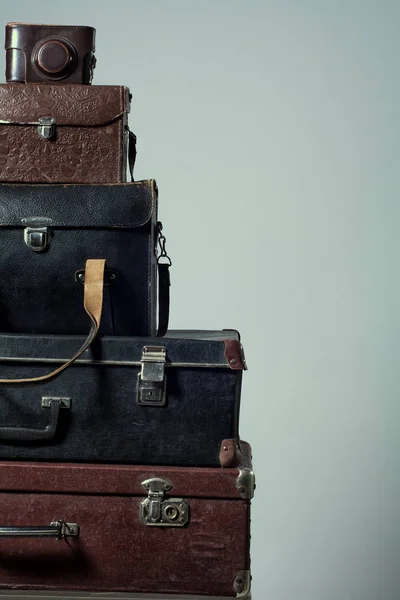 Bakgrunden stack av gammal shabby resväskor och kamera — Stockfoto