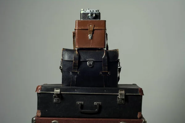 Montón de fondo de maleta vieja con una cámara en la bolsa . —  Fotos de Stock