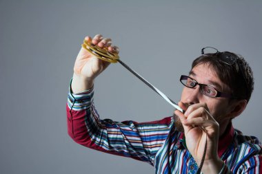 8mm film sakallı adam bakar