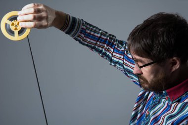 8mm film sakallı adam bakar