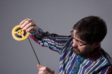 Sakallı adam bakar, bir film