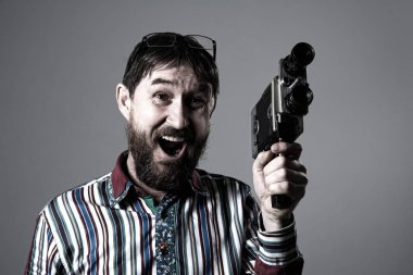 Mutlu sakallı adam eski retro film kamera