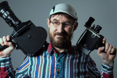 Gülümseyen adam iki eski retro film kamera sakallı