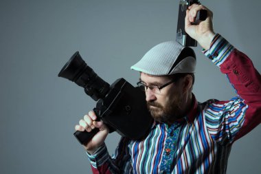 Sakallı adam iki eski retro film kamera