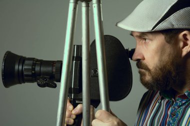 Sakallı adam film kamera tripod