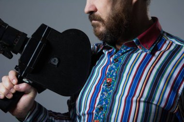 Sakallı adam film kamera düşünceli görünüyor