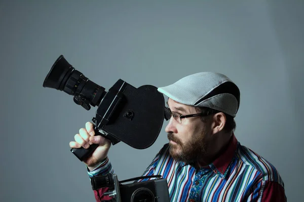 Homem barbudo dois câmera de filme retro velho — Fotografia de Stock