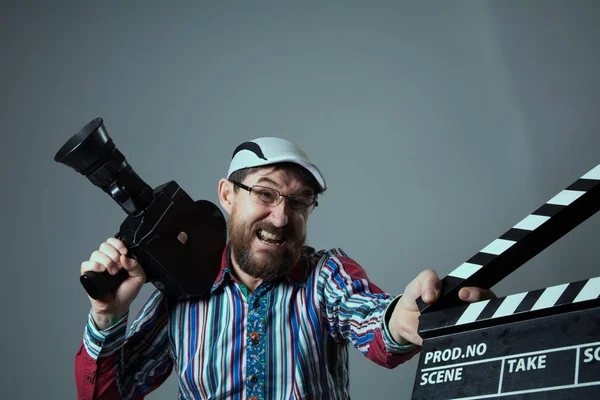 Urlando uomo retrò fotocamera del film e clapperboard — Foto Stock