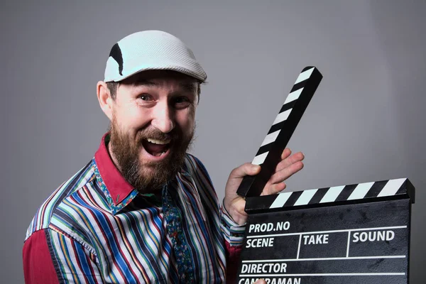 Close-up de um homem sorrindo clapperboard cinema — Fotografia de Stock