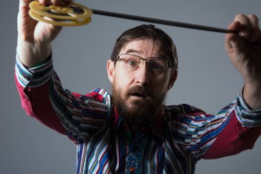 8mm film sakallı adam bakar