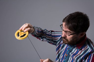 Sakallı adam bakar, bir film