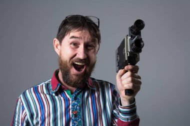 Mutlu sakallı adam eski retro film kamera