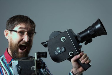 Çığlık sakallı adam iki eski retro film kamera