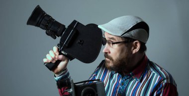 Sakallı adam iki eski retro film kamera