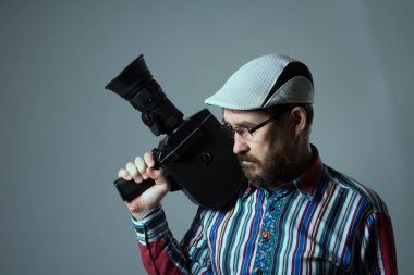 Düşünme sakallı adam eski retro film kamera.