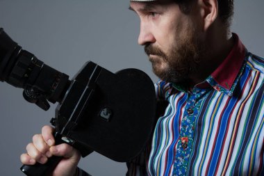 Adam film kamera düşünceli sakallı