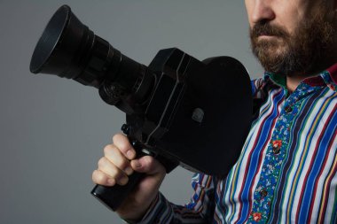 Sakallı adam film kamera düşünceli görünüyor