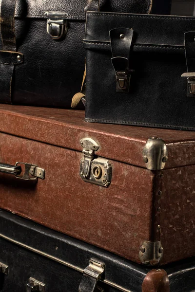 Detail ze zásobníku vintage ošuntělý kufrů — Stock fotografie