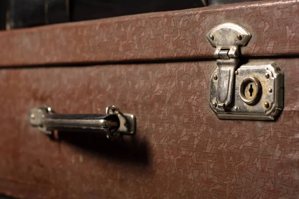 Крупный план чемодана. Винтажная сумка Железного замка — стоковое фото