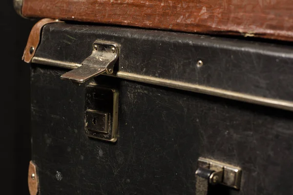 Close-up of a suitcase. Iron Castle vintage bag — Stock Photo, Image