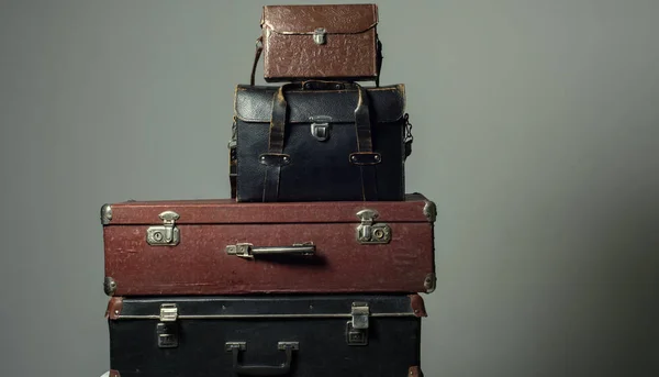 Background stack of old shabby suitcases form a tower — Stock Photo, Image
