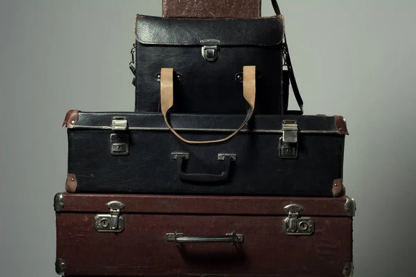 Taustaa pino vanha nuhjuinen matkalaukku — kuvapankkivalokuva