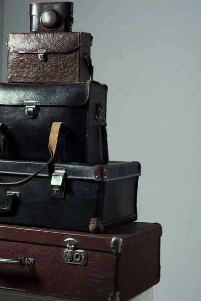가방에 카메라와 함께 오래 된 허름한 가방의 배경 스택. — 스톡 사진