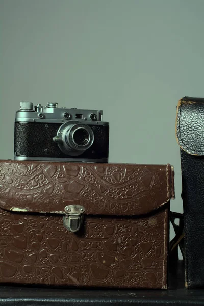 Close-up de uma pilha de malas de viagem vintage e câmera — Fotografia de Stock