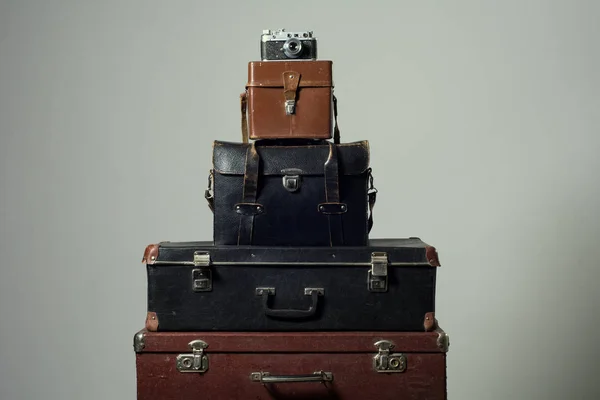 Pino vanha nuhjuinen matkalaukut ja kamera — kuvapankkivalokuva