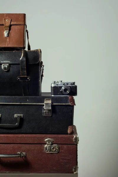 Stack av vintage shabby resväskor och kamera — Stockfoto