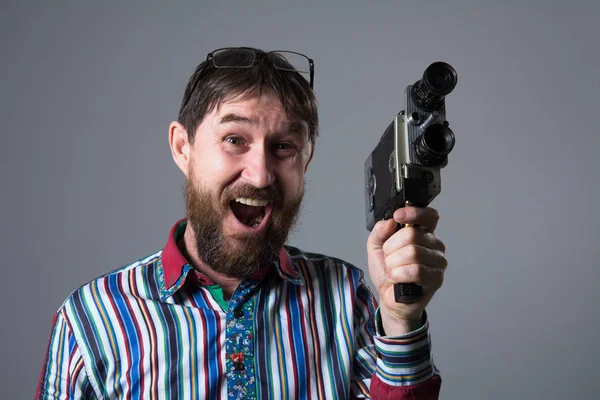 Mutlu sakallı adam eski retro film kamera