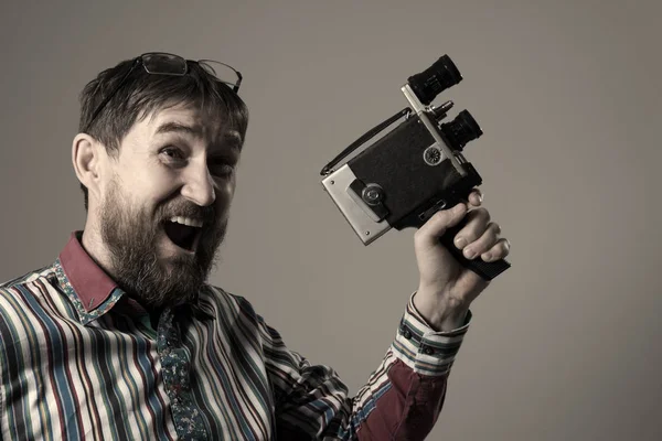 幸せなひげを生やした男古いレトロなフィルム カメラ — ストック写真