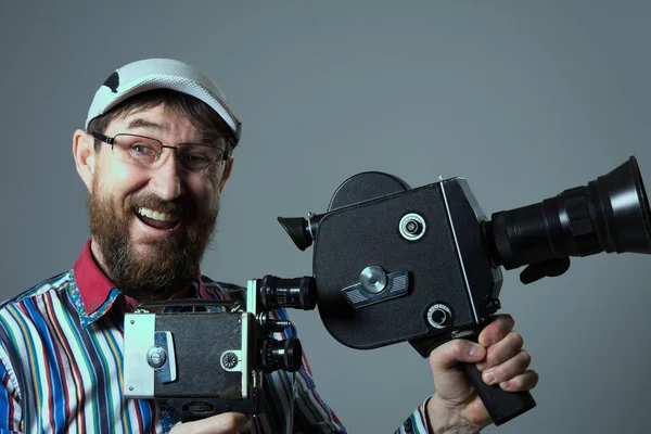 Ridendo uomo barbuto due vecchi retrò pellicola fotocamera — Foto Stock